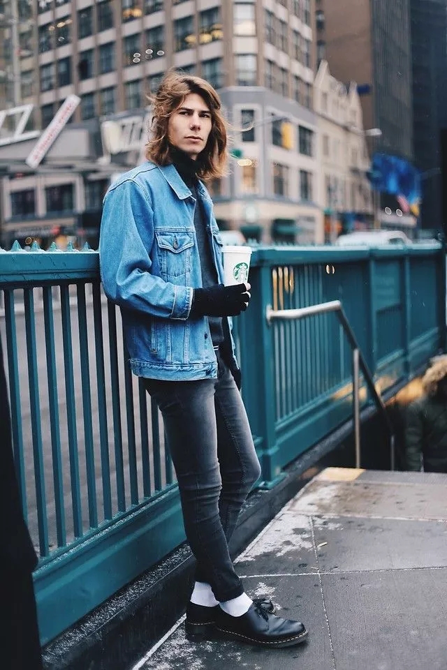 这双靴子一旦穿上就会“中毒”