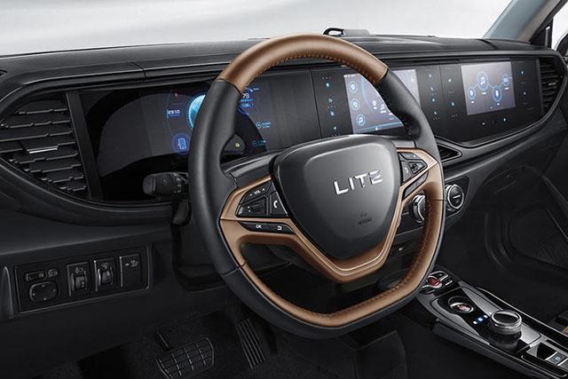 这车5块液晶屏,自动泊车,续航200公里,8万送妹子对你死心塌地