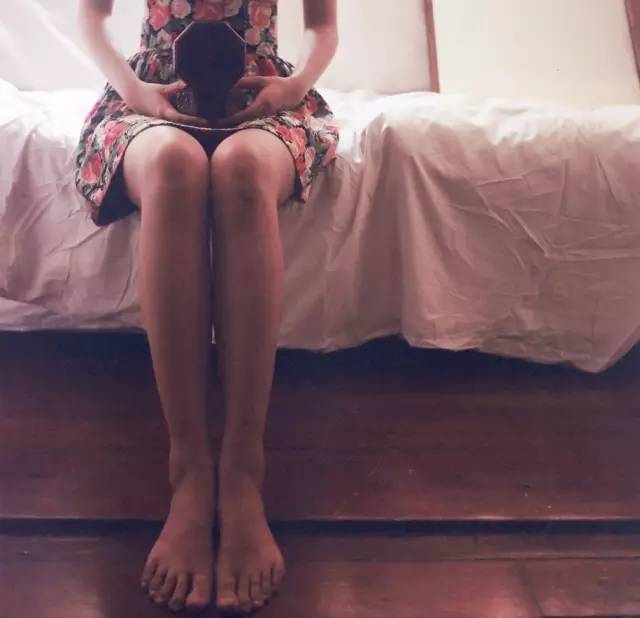 产后起床脚后跟疼走几步就会好了,产后脚后跟一走路就疼是怎么回事