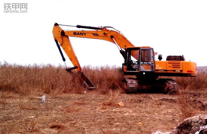 我在非洲开挖机,4：挖机坏了没法修，时刻提防被抢劫