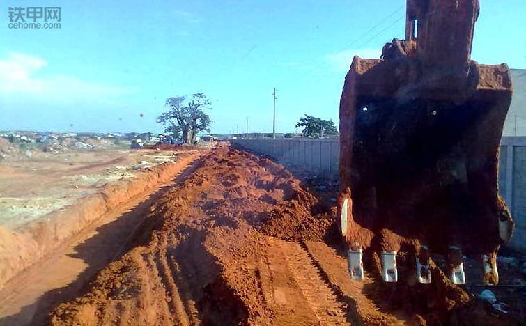 我在非洲开挖机,4：挖机坏了没法修，时刻提防被抢劫