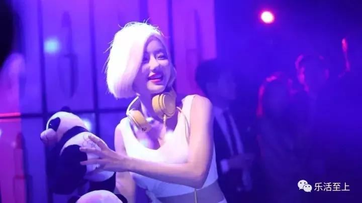 张国荣*用御**、为baby婚礼作设计的时尚教父，倾力做了一支杀手口红