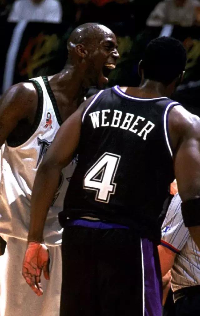 一边挣大钱，一边玩球员，在NBA当裁判简直美滋滋