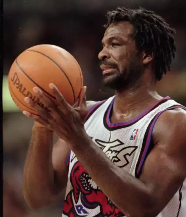 一边挣大钱，一边玩球员，在NBA当裁判简直美滋滋