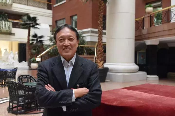 出身苦寒11岁赴港,热衷体育和慈善,是首位撬开NBA大门的华人老板