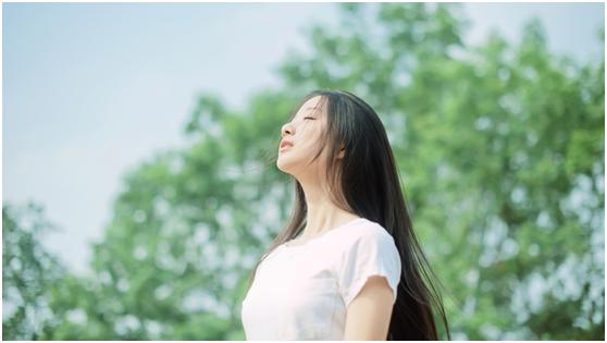 吊带露脐装穿什么外搭,紫色吊带包臀裙穿搭