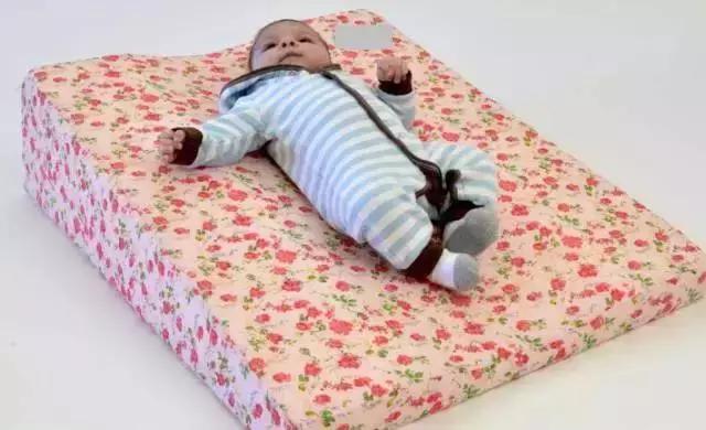 宝宝溢奶吐奶的处理方法,什么奶粉可以防止溢奶吐奶