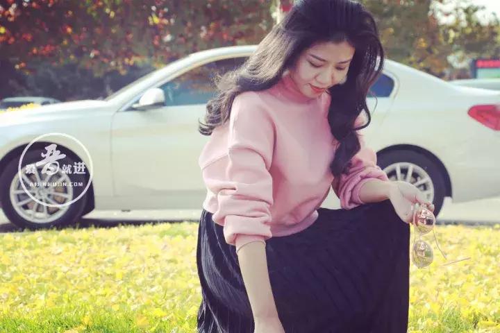 开着宝马的女生视频,开宝马的女人自拍