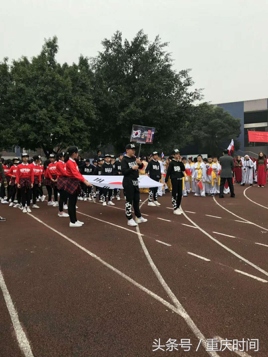 一年级行进式入场式创意表演,小学生运动会入场展示创意小火车