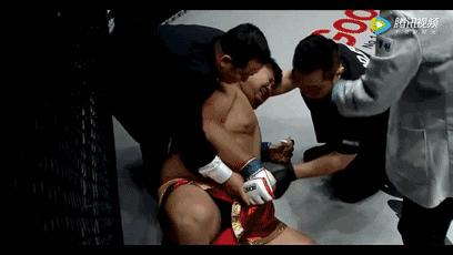 被踢裆等于十头大象踩脚？敖日格勒王冠告诉你蛋碎到底有多痛？