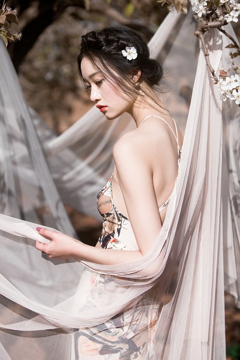 小说：深夜里，少年的笔记本上写满了对她的病态爱恋