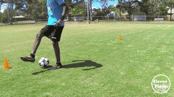 足球多人参与的运球控球训练,足球训练10个基本动作