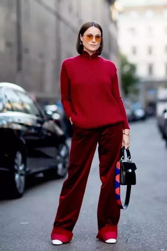 冬天纯色毛衣的高级穿搭,秋冬人手一件的毛衣怎么穿更好看