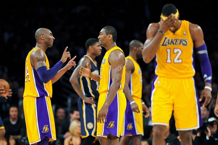 那些年科比单挑詹姆斯,回顾那些年科比的黑肘