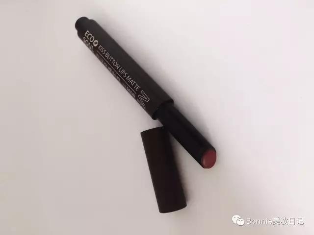 为什么我们种草的口红好看,为了口红铺了10层粉