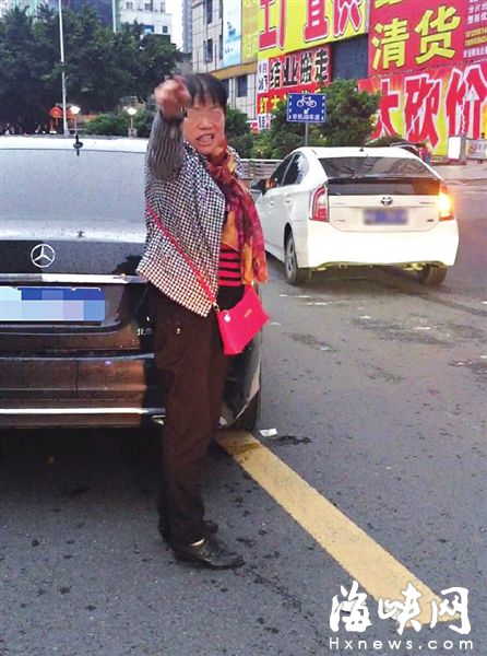 大妈开车撞奔驰后续,福州奔驰大妈