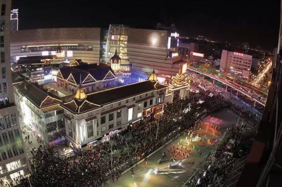 逛街购物的人少了,现在逛街的人越来越少了