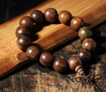 沉香佛珠老手串鉴别真假方法,真假越南沉香手串图片鉴别