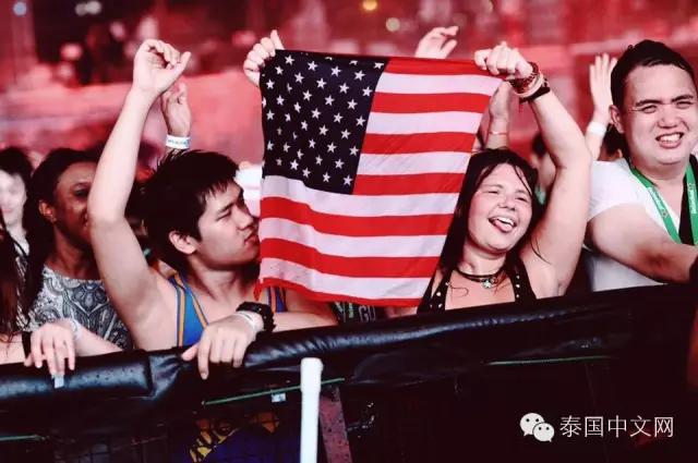 泰国泼水节中国游客,万人空巷的泰国泼水节