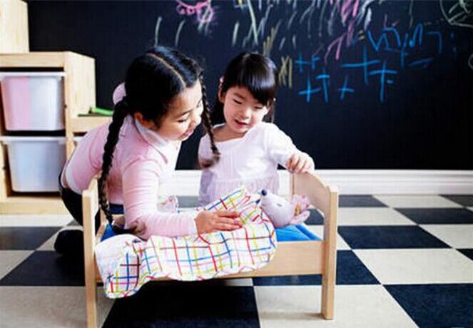 小猫太重在猫爬架摔下来,幼猫被重物砸蜷缩在角落