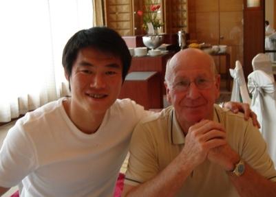 中国男足最强前锋进曼联青训营,他17岁