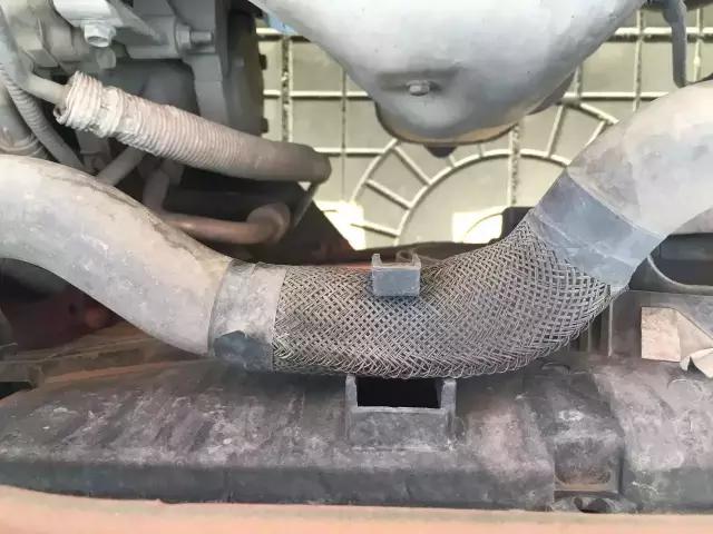 惊悚！租车旅行，竟然租到事故车，居然连机舱、底盘都撞过！