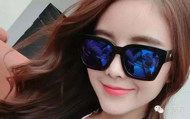 墨镜的正确戴法图片,什么脸型适合戴什么样的墨镜男