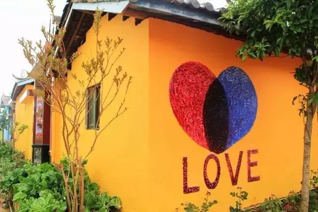 丽江惊现国内第一个彩色村!美的太不像话,像童话!