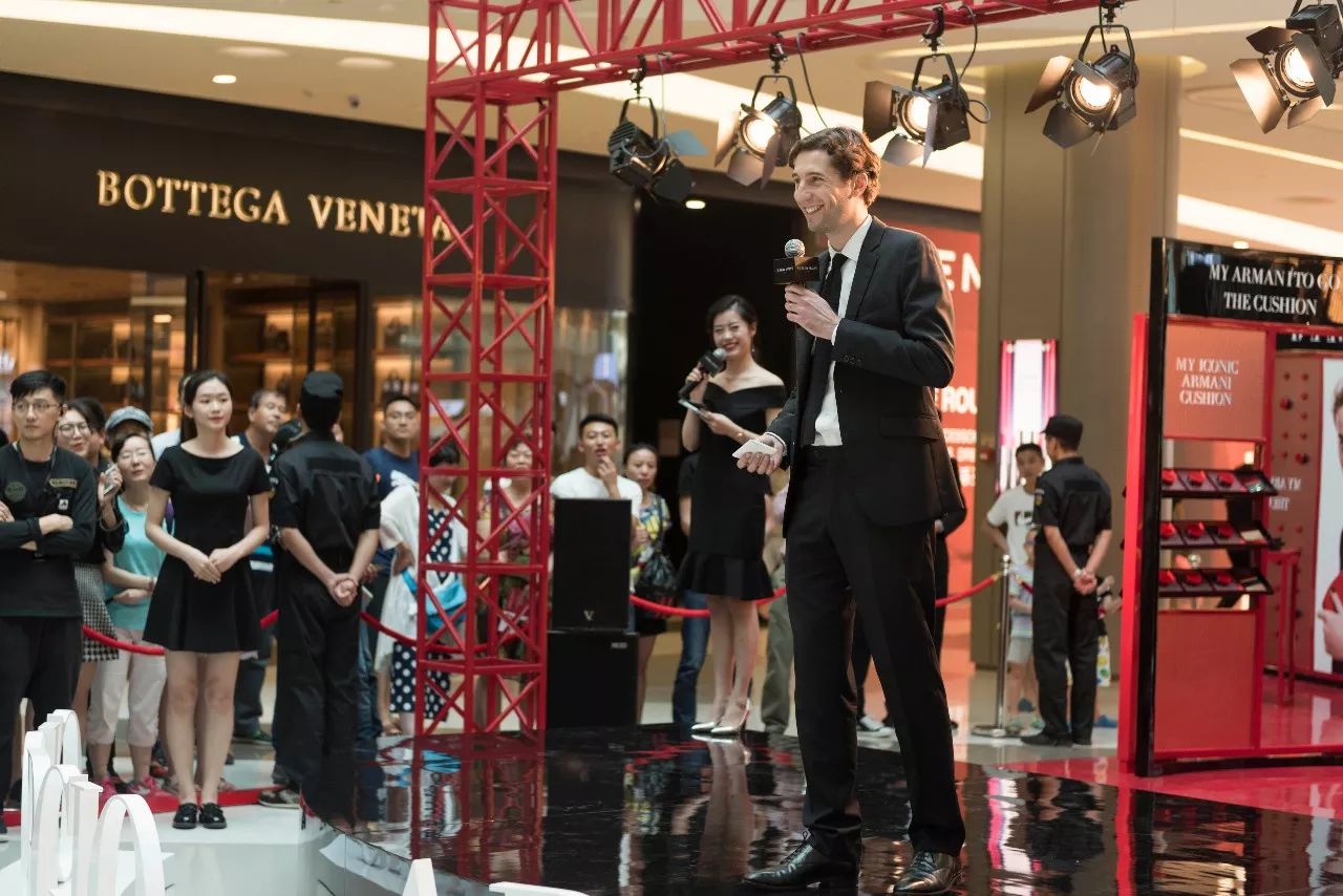 十二月属于“阿玛尼之红”