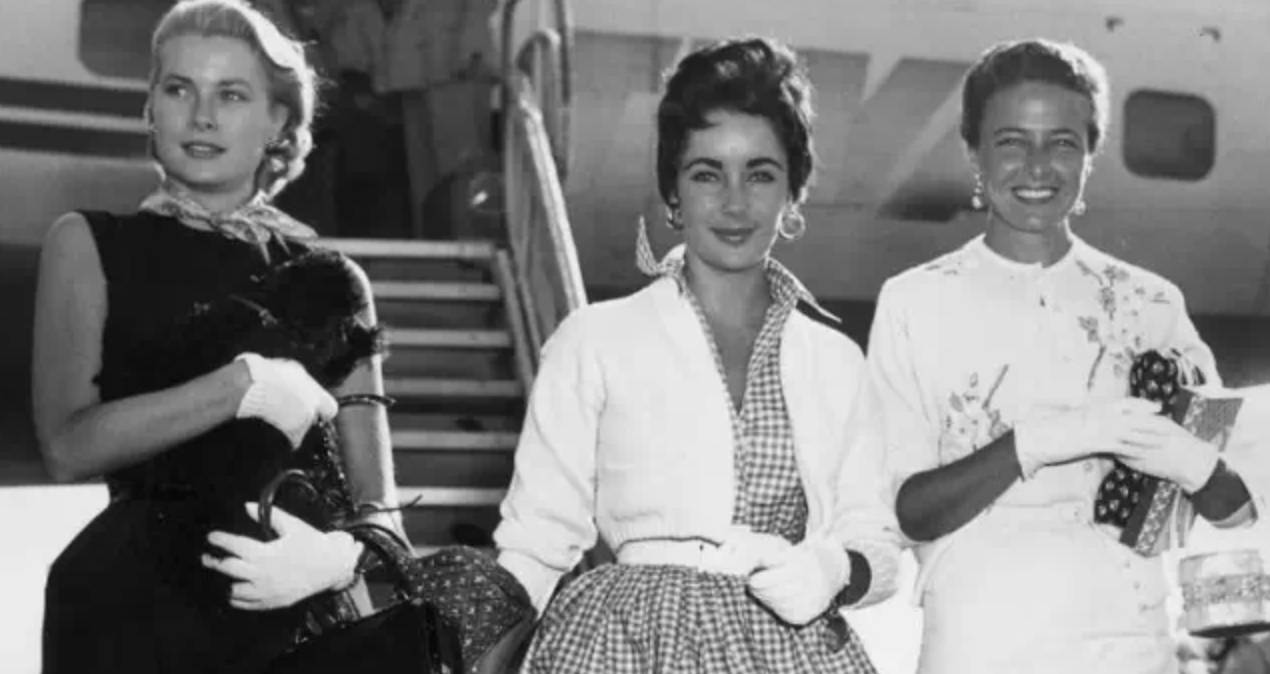 宁可捂出汗，王菲也要带着它！果然，能流行近百年真不是吹的！