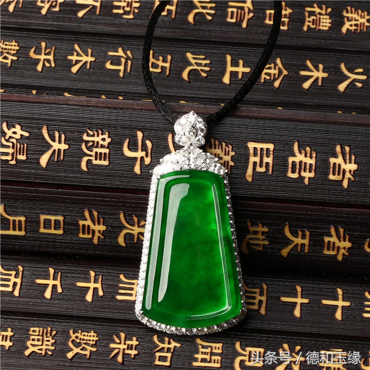 翡翠无事牌来历,揭秘翡翠不为人知的猫腻