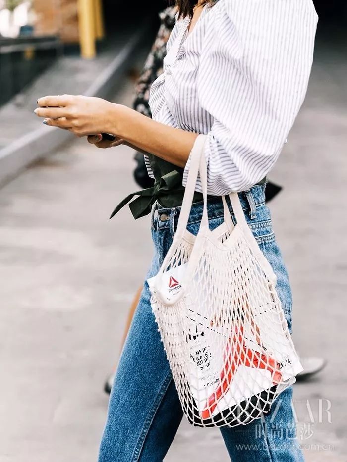 曾经大人们装零钱的小拎包、买菜的渔网兜，如今我们都快买不起了