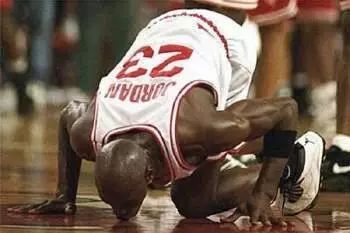 张艺兴下跪韩国,张艺兴单膝下跪演唱会