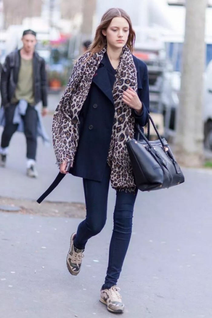 大衣+围巾=最保暖的时髦精！这才是这个冬天最in最实用的穿搭法！