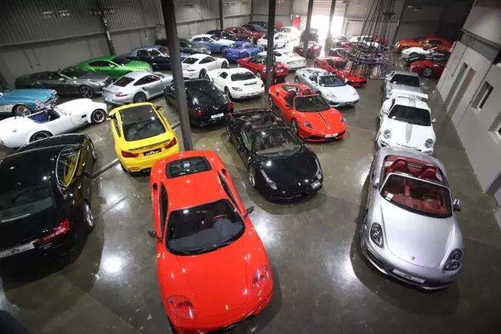 在迪拜繁华的CityWalk街区展厅，我看到了一辆中国品牌的电动车