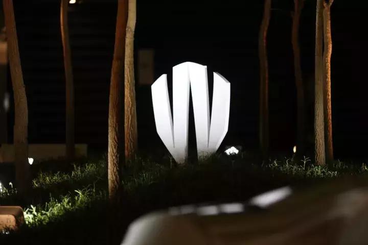 在迪拜繁华的CityWalk街区展厅，我看到了一辆中国品牌的电动车