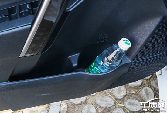 卡罗拉双擎旗舰版空间坐人实测,沉浸式体验卡罗拉双擎2017款