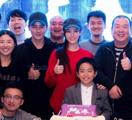 唐嫣晒侄子送其生日礼物和对话内容，小正太最后一语让唐嫣很无奈