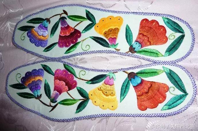 农村女人手工绣花鞋垫,农村妇女做鞋垫图片