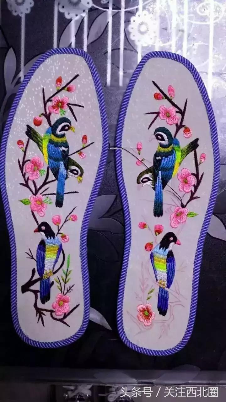 农村女人手工绣花鞋垫,农村妇女做鞋垫图片