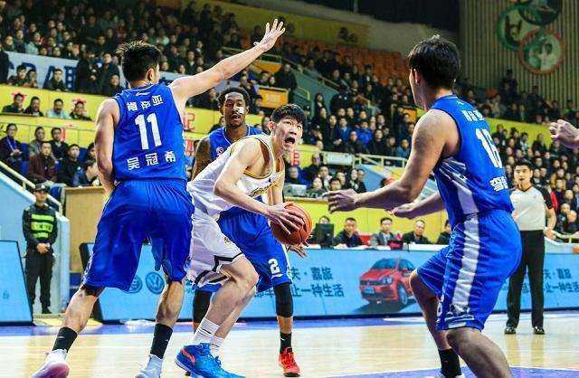 NBA旧将斯科拉詹宁斯合体又怎样？易建联高效31分14板CBA第一人