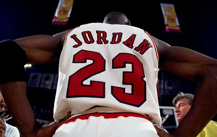 23号是乔丹的还是詹姆斯的,乔丹和詹姆斯谁是真正的23号