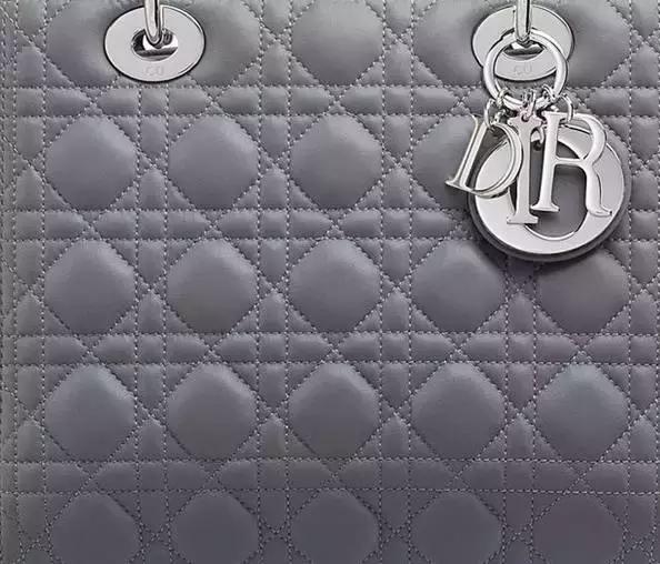 女生该不该买奢侈品牌包,背名牌包一定是虚荣吗