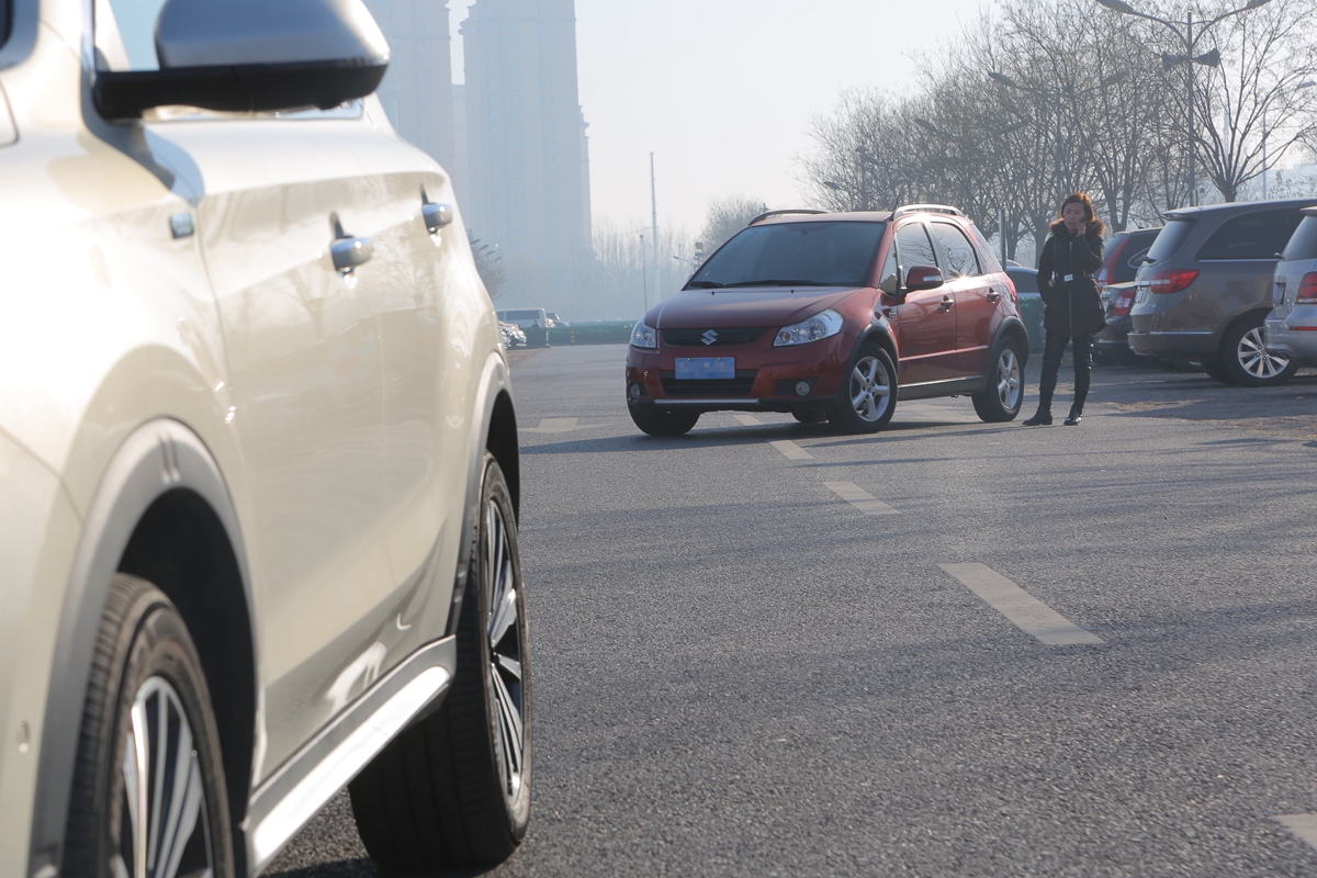 盘点雪天路滑摔倒爆笑场面,自驾游雪地上遇到突发事件