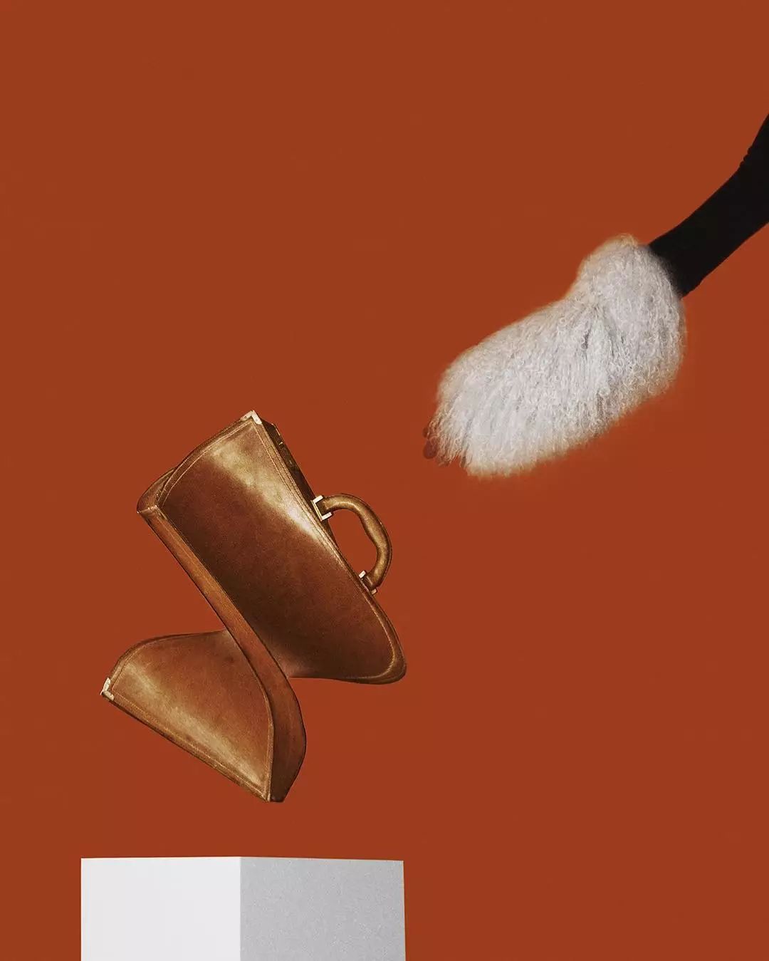 宁可捂出汗，王菲也要带着它！果然，能流行近百年真不是吹的！