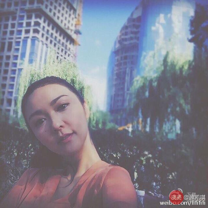 手一抖竟然看到女神丑得一哔的发际线，一定是打开方式不对