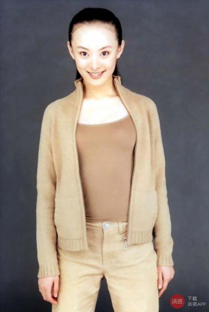 手一抖竟然看到女神丑得一哔的发际线，一定是打开方式不对