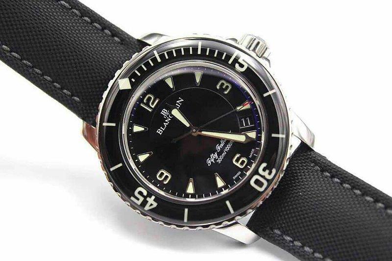 酷感十足的拉风腕表 (金黄色腕表优雅气质)