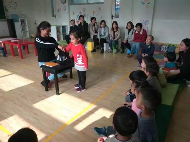 听，小花朵们走进秋天的声音——记我校学前部开展“多彩的秋天”主题开放活动