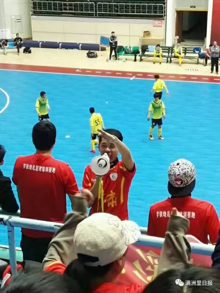 为“雪狼”呐喊助威满洲里市首个球迷协会诞生